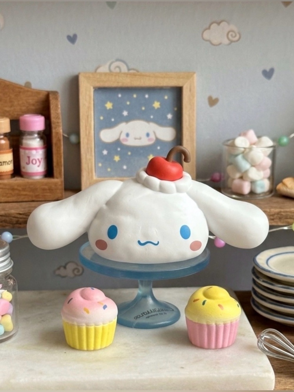 🧁 Sanrio Cinnamoroll Figure on Base with 2 Cupcakes 🧁